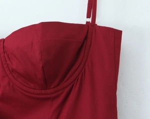 Détail du haut bustier bordeaux montrant la structure et les coutures précises