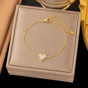 Elegantes goldenes Gliederkettenarmband mit weißem Herzanhänger und verstellbarem Verschluss