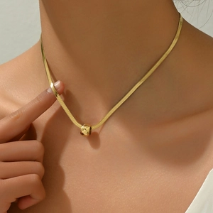 Collar minimalista de cadena de serpiente en acero inoxidable dorado con un colgante de cuentas