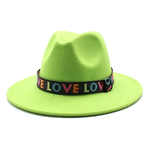 Gros plan d'un chapeau fedora vert vif avec un ruban noir brodé LOVE décoratif