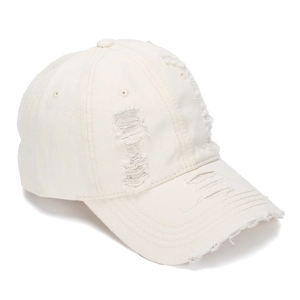 Detail einer cremefarbenen Baseballkappe mit Distressed-Rissen und Baumwoll-Canvas-Textur