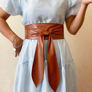 Large ceinture corset en cuir PU marron avec lien à nouer sur mannequin pour robes