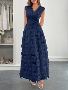 Robe longue bleu marine élégante avec décolleté croisé et jupe à franges superposées