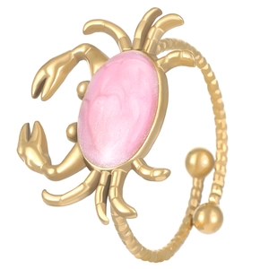 Dettaglio anello a granchio dorato con smalto rosa e fascia regolabile a corda intrecciata