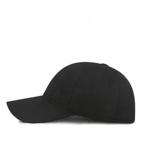 Seitenansicht der Winter-Baseballkappe mit schwarzem Strukturstoff und geprägtem JB-Logo