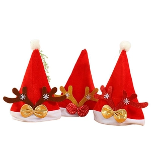 Lot de trois bonnets de Noël rouges avec bois de renne scintillants et nœuds élégants.