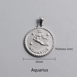 Détail du pendentif Verseau de 25mm montrant l'épaisseur de 3mm et la gravure argentée