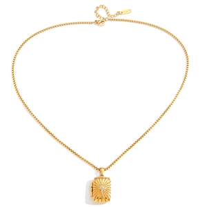 Détail du médaillon en acier inoxydable 18K avec motif étoilé et pierres en croix