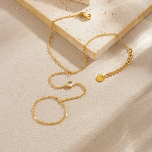 Bracelet bague en acier inoxydable plaqué or 18k avec une pierre de zircon ronde