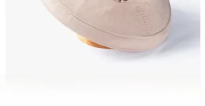 Détail d'un chapeau de soleil à large bord avec coutures renforcées sur support