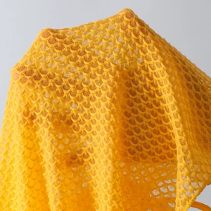 Dettaglio del tessuto a rete giallo brillante con trama a scaglie per costumi da bagno