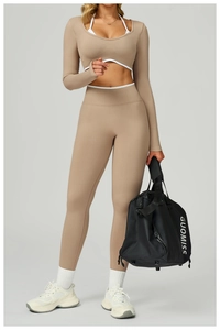 Vue détaillée de l'ensemble de yoga marron sans couture avec liserés blancs et legging taille haute