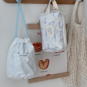 Detailopname van pluche tas met trekkoord en een gewatteerde tas met ritssluiting