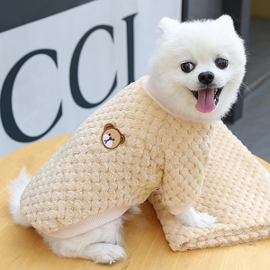 Dettaglio maglione in pile color crema per cani con ricamo a forma di orso peluche