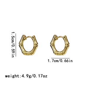 Dimensions des boucles d'oreilles créoles dorées style bambou: 1,5 cm de haut et 1,7 cm