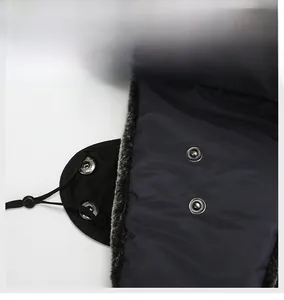 Détail macro des boutons-pression en métal sur un chapeau trappeur coupe-vent