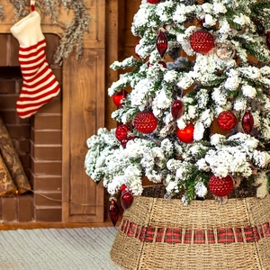 Foldable natural seagrass Christmas tree collar with classic red plaid ribbon decor