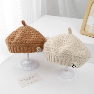 Berretti invernali in maglia per neonati color caramello e beige con smiley