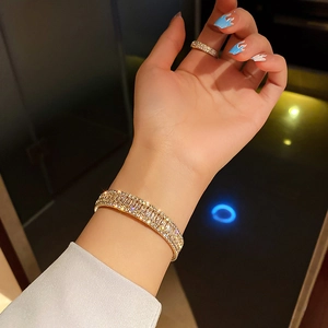 Détail d'un bracelet doré orné de luxueux cristaux de zircone cubique scintillants