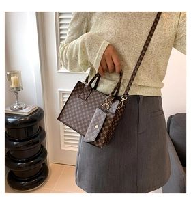 Sac à main vintage marron à motifs géométriques avec porte-monnaie sur un mannequin
