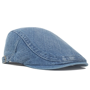 Dettaglio della coppola in denim lavato con fibbia in metallo e cuciture in stile vintage