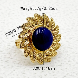 Dimensiones del anillo de flor dorada con gema azul central y diámetro de 3 cm