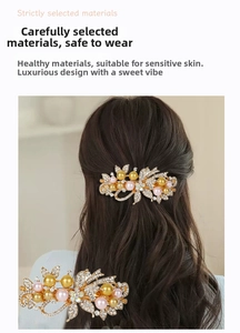 Vue détaillée d'une pince à cheveux fleurie avec perles roses et strass brillants