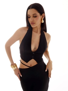 Détail d'un gilet dos nu noir avec col en V et ourlet asymétrique à pointes élégant