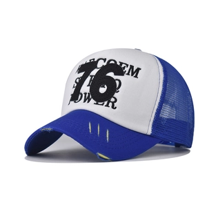 Détail de la casquette trucker bleue et blanche vieillie avec broderie 76 et filet