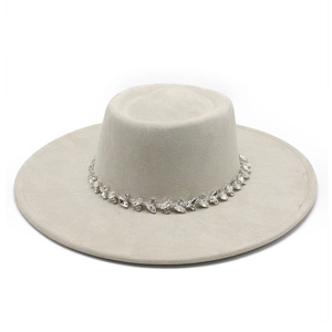 Chapeau fedora en suédine beige minimaliste avec chaîne en strass et bord large plat