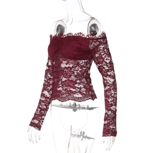 Dettaglio del top in pizzo rosso vino con intricati motivi floreali traforati