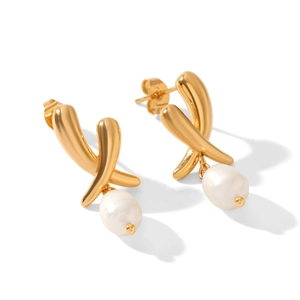 Vue détaillée de boucles d'oreilles perles en forme de X dorées au fini métal brillant