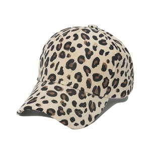 Berretto da baseball in velluto a coste beige con stampa leopardata e tesa curva