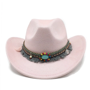 Détail du chapeau de cow-boy rose avec perles ethniques colorées et pierre turquoise