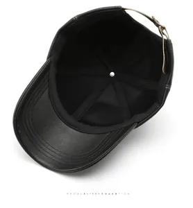Vue de dessous d'une casquette en cuir noir montrant la doublure et la boucle métal