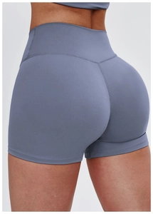 Dettaglio dei pantaloncini da yoga a vita alta blu polvere che mostra tessuto e push-up