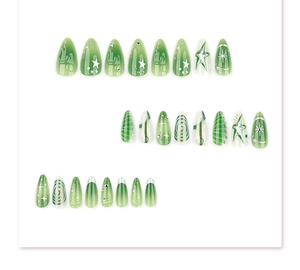 Détail de faux ongles 3D dégradé vert avec motifs étoiles blanches et petits strass