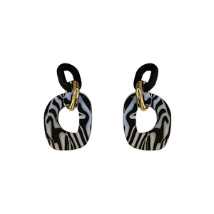 Orecchini vintage in acrilico con anello nero opaco e pendente con motivo zebrato alla moda