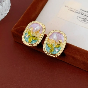 Detailansicht von Vintage-Ohrringen mit floralem Emaille, Perlen und Kristallen