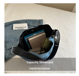 Innenansicht der Denim-Tasche mit großem Fassungsvermögen für Bücher und Schirm
