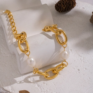 Dettaglio delle maglie della catena d'oro grossolana e delle perle d'acqua dolce