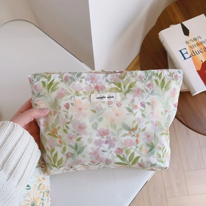 Détail de la trousse de maquillage en coton fleuri avec étiquette Simple Wish