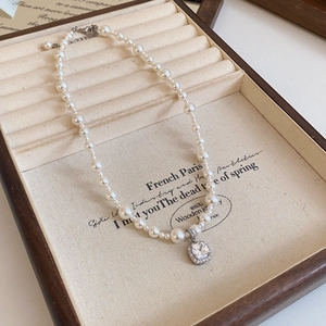 Collana di perle vintage francese con pendente quadrato in cristallo e legno retrò