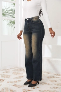 Vue complète d'un jean taille haute à jambes larges en délavage bleu foncé rétro