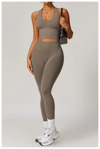 Détail du legging de compression sans couture et haut de sport côtelé taupe