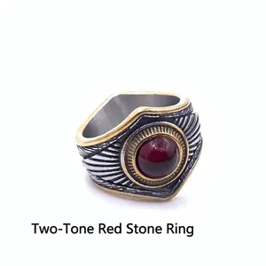 Gros plan détaillé d'une bague vintage bicolore avec une pierre précieuse rouge au centre