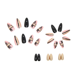 Faux ongles amande noir et or avec paillettes et motifs de feuilles élégants
