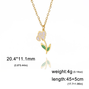 Detailansicht der goldenen Blumenkette mit lila Emaille und 45cm Kettenlänge im Fokus