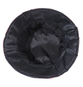 Dettaglio della fodera in tessuto nero e del bordo con paillettes colorate del cappello