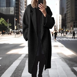 Long manteau noir en laine pour femme avec coupe oversize élégante pour l'hiver